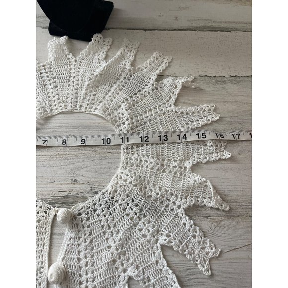 White lace two button crocheted collar - Picture 5 of 8